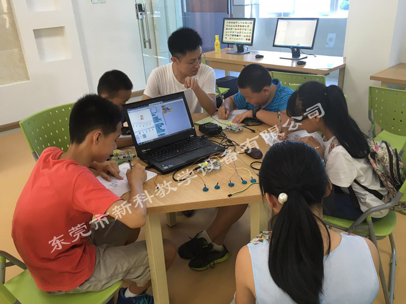 <a href='http://www.100-edu.com' target='1' style='font-size:14px; font-weight:bold; color:#0080ff;'>创客实验室</a>