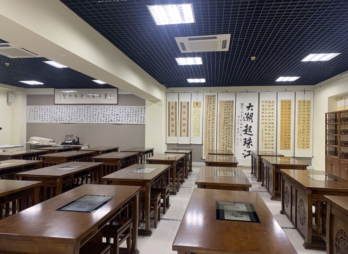 <a href='/chanpin/57-1.html' target='1' style='font-size:18px; font-weight:bold; color:#000000;'>书法室</a>