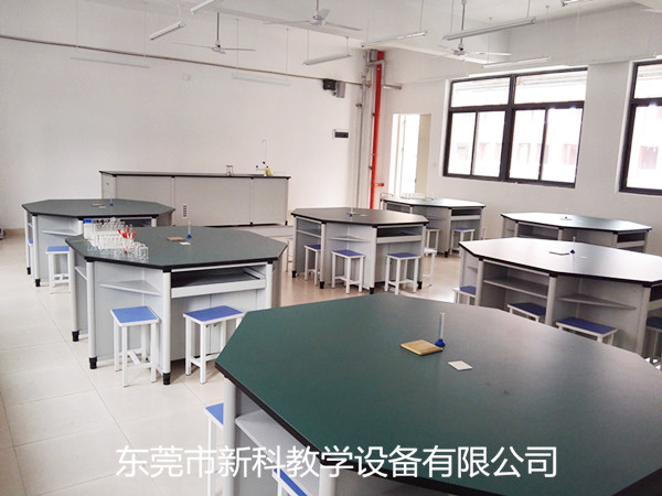 <a href='/' target='1' style='font-size:14px; font-weight:bold; color:#0080ff;'>物理实验室</a>设备