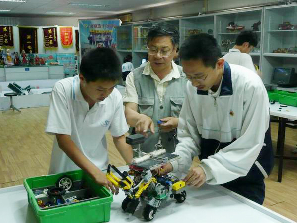 <a href='/chanpin/60-1.html' target='1' style='font-size:18px; font-weight:bold; color:#000000;'>机器人功能室</a>