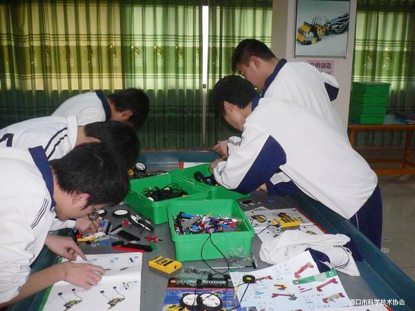 <a href='/chanpin/60-1.html' target='1' style='font-size:18px; font-weight:bold; color:#000000;'>机器人功能室</a>2