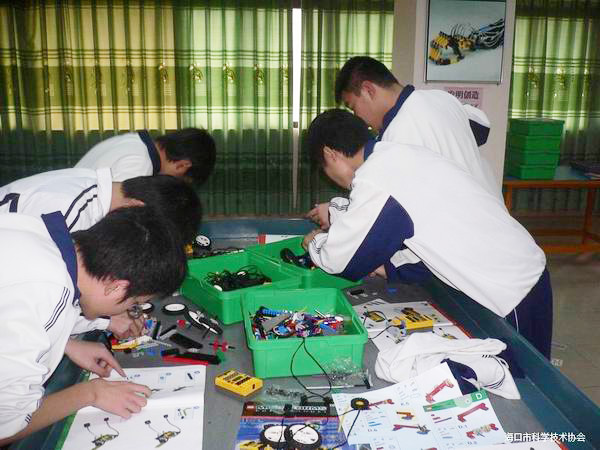 <a href='/chanpin/60-1.html' target='1' style='font-size:18px; font-weight:bold; color:#000000;'>机器人功能室</a>