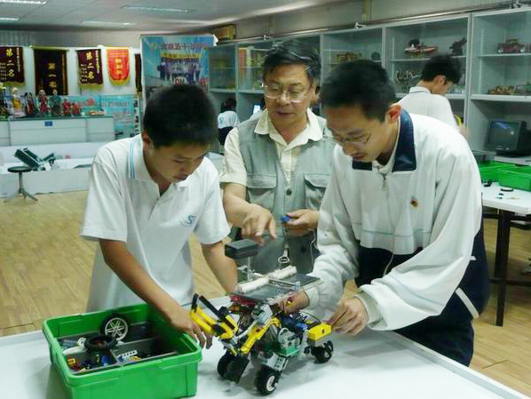 <a href='/chanpin/60-1.html' target='1' style='font-size:18px; font-weight:bold; color:#000000;'>机器人功能室</a>5